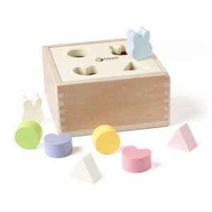 Дървената кутия за сортиране на формички в пастелни цветове е страхотна образователна играчка