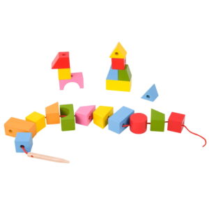 Забавна игра за нанизване с геометрични блокчета.Детето ще се научи да разделя блокчетата по геометрична форма и едновременно да ги нанизва на връзка. С помощта на играта децата развиват уменията си да разпознават цветове и форми